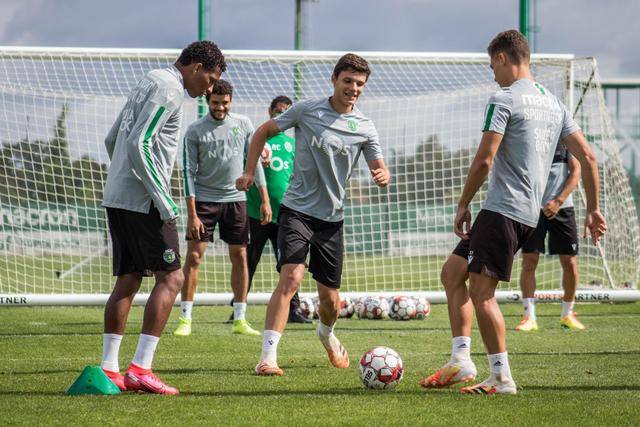 曼城跟队记者曝料：瓜迪奥拉已同意1+1的续约条款